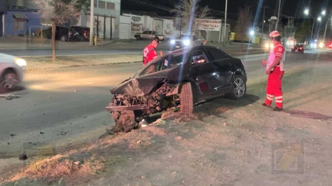 Conductor impacta señalamiento, montículo y poste en la colonia Francisco Domínguez