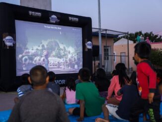 Llevan cine al aire libre a niños de comunidades indígenas urbanas