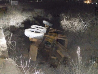 Vuelca motoconformadora en arroyo de la colonia Granjas Universitarias