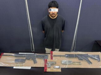 Aseguran policías estatales a sujeto con armamento en vehículo con placas sobrepuestas 