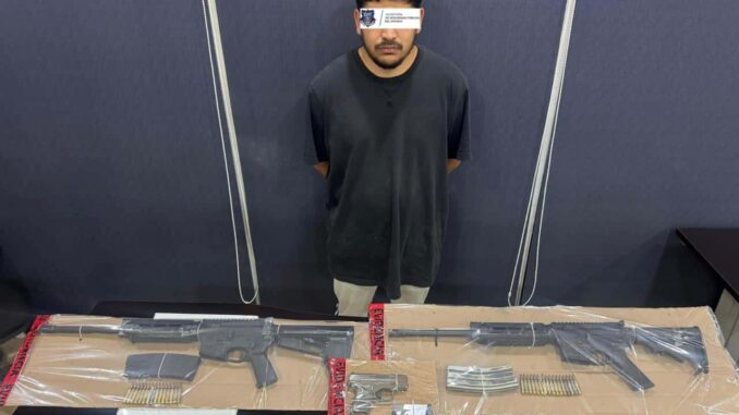 Aseguran policías estatales a sujeto con armamento en vehículo con placas sobrepuestas 