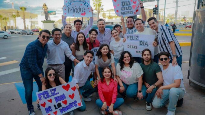 Realiza alcalde crucero con música, flores y pancartas por el Día de las Madres