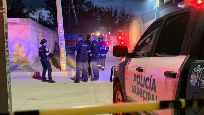 Incendio consume granja y vehículo en la colonia Nombre de Dios