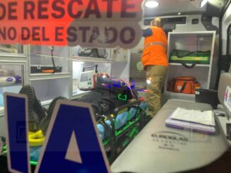 Choca pickup contra camión de pasajeros; una adulta mayor resulta lesionada