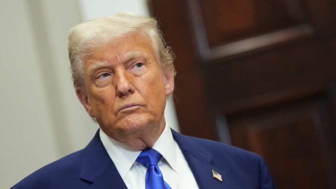 Corresponsales de la Casa Blanca protestan por exclusión de agencias del avión de Trump