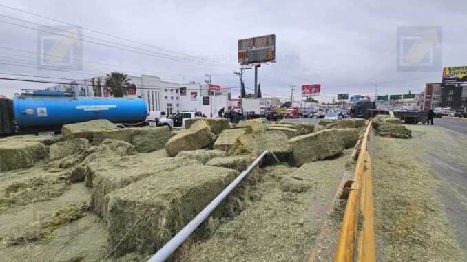 Choque múltiple por caída de alfalfa en el periférico de la Juventud; dos heridos y cierre vial