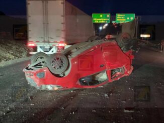 Choque alcance provoca volcadura en la carretera Panamericana; responsable se da a la fuga