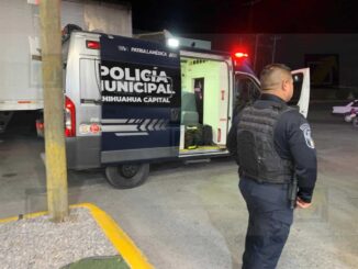 Pareja en motocicleta es impactada por tráiler en Avenida de las Industrias