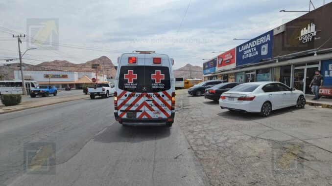 Mujer es embestida por un conductor que salía de un estacionamiento