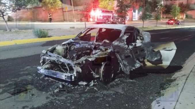 Vehículo se incendia por falla mecánica en la colonia Nuevo Milenio