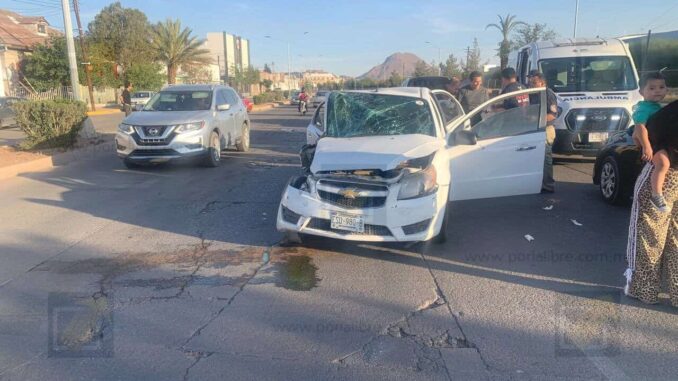 Cuatro lesionados y cuantiosos daños tras choque frontal en la colonia Industrial