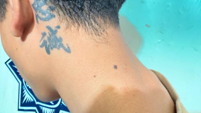 Arrestan a adolescente se le investiga por lesionar a dos personas con arma de fuego