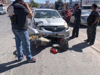 Motociclistas se quedan sin frenos y terminan debajo de un vehículo