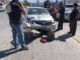 Motociclistas se quedan sin frenos y terminan debajo de un vehículo