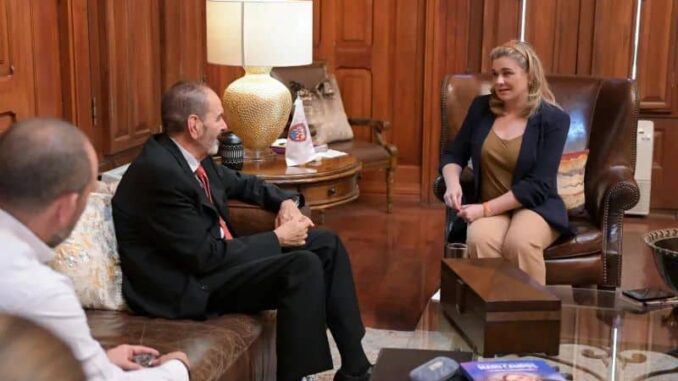 Maru Campos recibe al científico nuclear chihuahuense, Dr. Luis Carlos Longoria