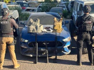 Aseguran tres vehículos con reporte de robo y armamento durante operativo en Namiquipa