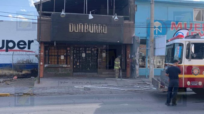 Se incendia local de Don Burro en la Avenida Universidad; hay cuantiosos daños materiales