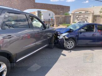 Accidente entre dos autos deja dos personas lesionadas en Haciendas de Santa fe