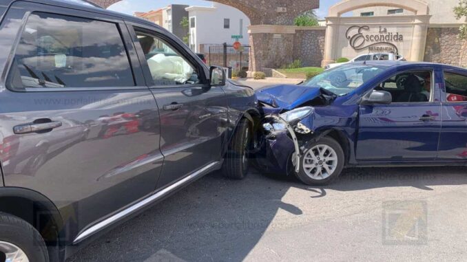 Accidente entre dos autos deja dos personas lesionadas en Haciendas de Santa fe