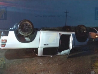 Conductor ebrio vuelca su camioneta en la carretera a Cuauhtémoc