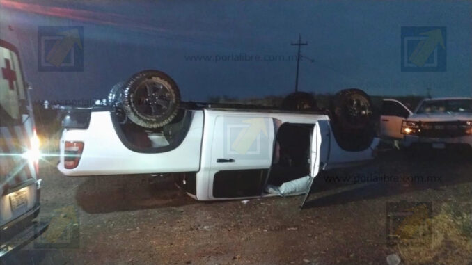 Conductor ebrio vuelca su camioneta en la carretera a Cuauhtémoc