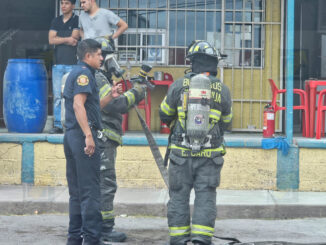 Incendio en sombrerería de Plaza La Villita moviliza a cuerpos de emergencia