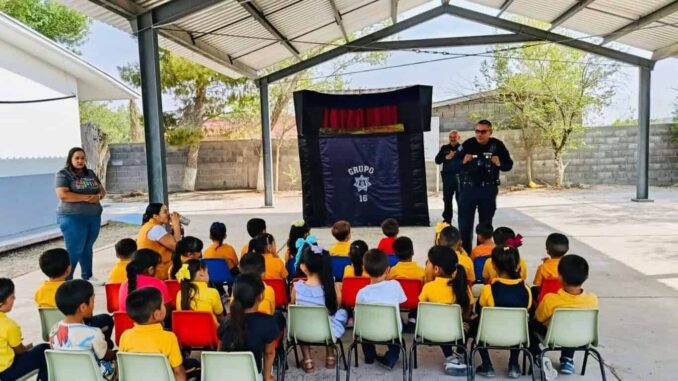 Informan sobre seguridad y valores en Samalayuca con teatro guiñol