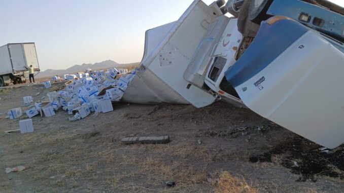 Camión con despensas para grupos vulnerables sufre percance rumbo a Casas Grandes