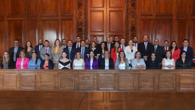 Maru Campos recibe a magistrados electos en Palacio de Gobierno