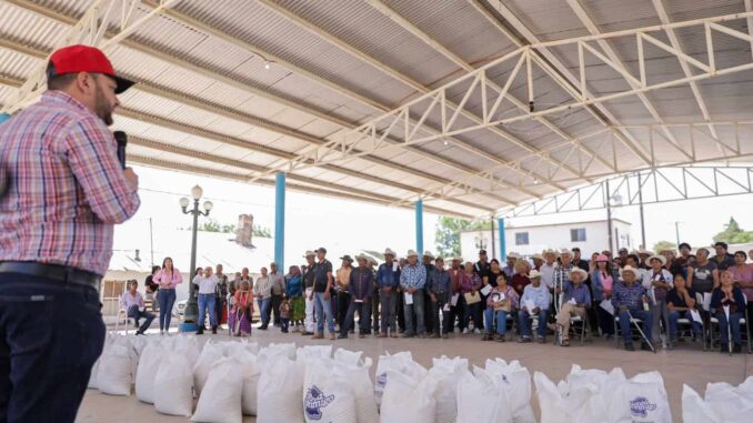 Recorre Arturo Medina la sierra con entrega permanente de apoyos alimentarios