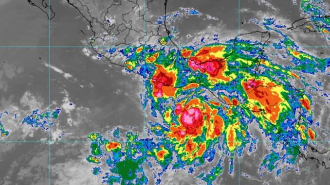 «Erick» se intensifica y mantiene su avance hacia Oaxaca y Guerrero