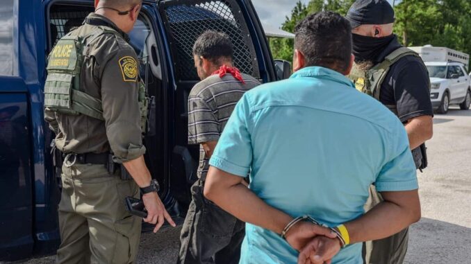 ICE detiene a dos «criminales» mexicanos en un hipódromo de Luisiana