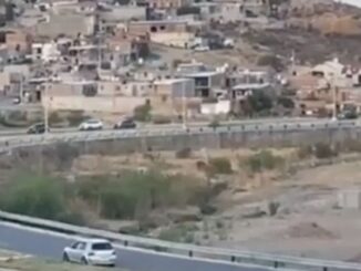 (VIDEO) Sujeto se enfrenta a balazos contra policías en vialidad del Río de Parral; queda herido