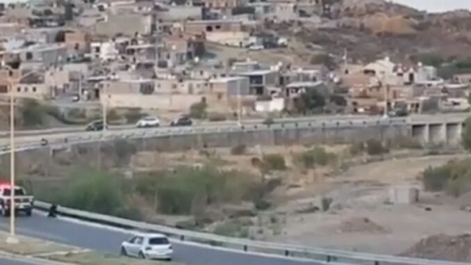 (VIDEO) Sujeto se enfrenta a balazos contra policías en vialidad del Río de Parral; queda herido