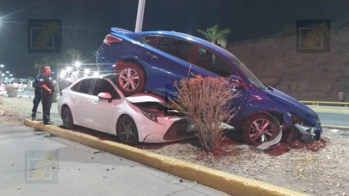 Choque en el Periférico de la Juventud deja un vehículo sobre otro