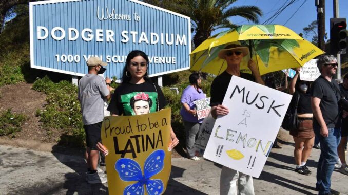Las redadas migratorias reabren heridas de la comunidad latina hacia los Dodgers