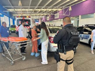 Escoltan agentes a pasajera en trabajo de parto a hospital; bebé nace en el vehículo 