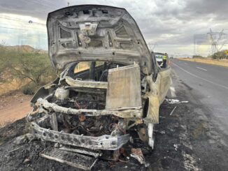 Camioneta se incendia en carretera Chihuahua-Delicias