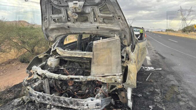 Camioneta se incendia en carretera Chihuahua-Delicias