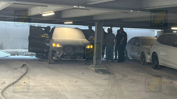 Controlan incendio en vehículo dentro de agencia automotriz del Juventud 