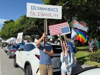 Miles de vecinos de Donald Trump van a su casa en Mar-a-Lago a gritarle «no Kings»
