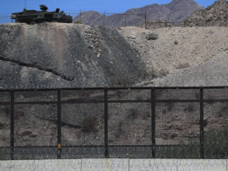 Migrantes en la frontera de México viven en vilo por las redadas y militarización de EE.UU.