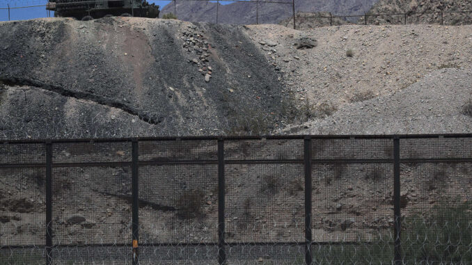 Migrantes en la frontera de México viven en vilo por las redadas y militarización de EE.UU.