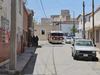 Bomberos controlan incendio en vivienda de dos niveles en zona centro