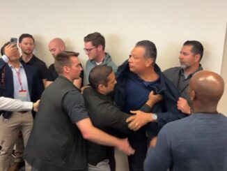 Sacan por la fuerza y esposan a senador por California de conferencia de Noem