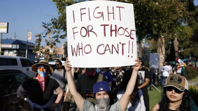 Siguen las detenciones en EE.UU. por protestas contra redadas; convocan al ‘Día Sin Reyes’