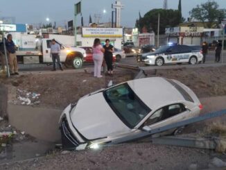 Vehículo cae a canaleta tras fuerte choque en cruce de la vialidad Ch-P