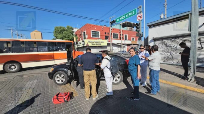 Chocan un urbano y un vehículo en la avenida Niños Héroes y Neri Santos