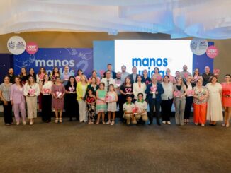 Entrega alcalde distintivos a asociaciones civiles por acciones de impacto social