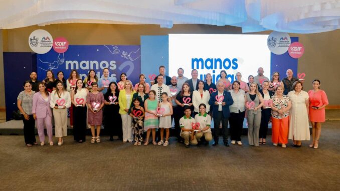 Entrega alcalde distintivos a asociaciones civiles por acciones de impacto social